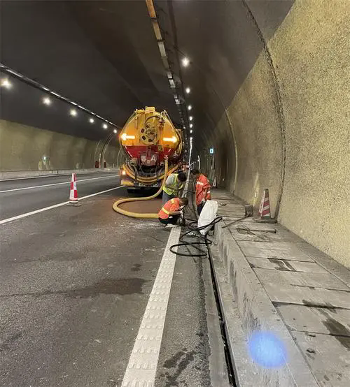 竞秀隧道排水渠清淤